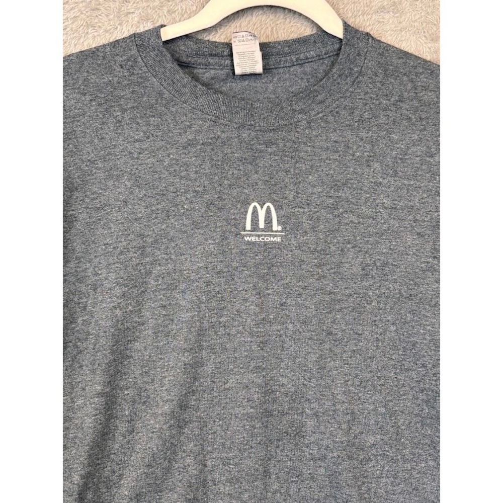 Gildan DryBlend McDonalds Welcome Graphic T-Shirt Mens Medium Heather Grey Short